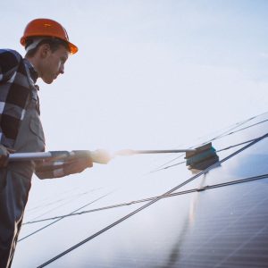 Hombre Trabajador Campo Junto Paneles Solares