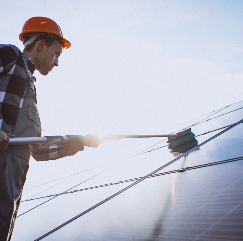 Hombre Trabajador Campo Junto Paneles Solares